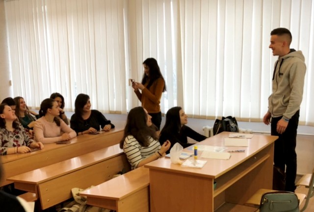 Дівчата радіють - у півфінал вийшов Костя Скрипник